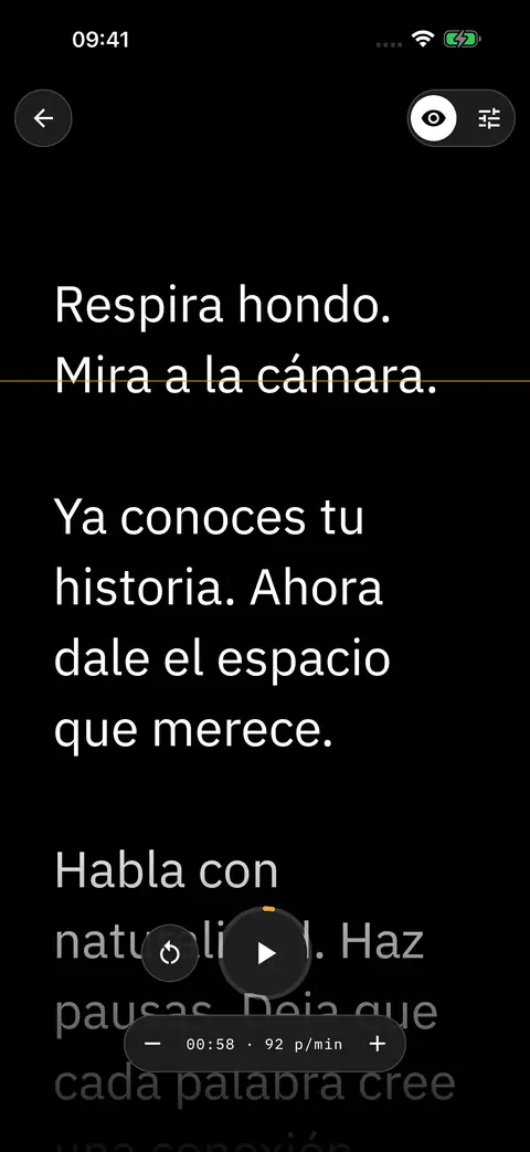 El teleprompter: texto grande del guion, una línea de lectura naranja fina y controles de reproducción, reinicio y velocidad abajo.