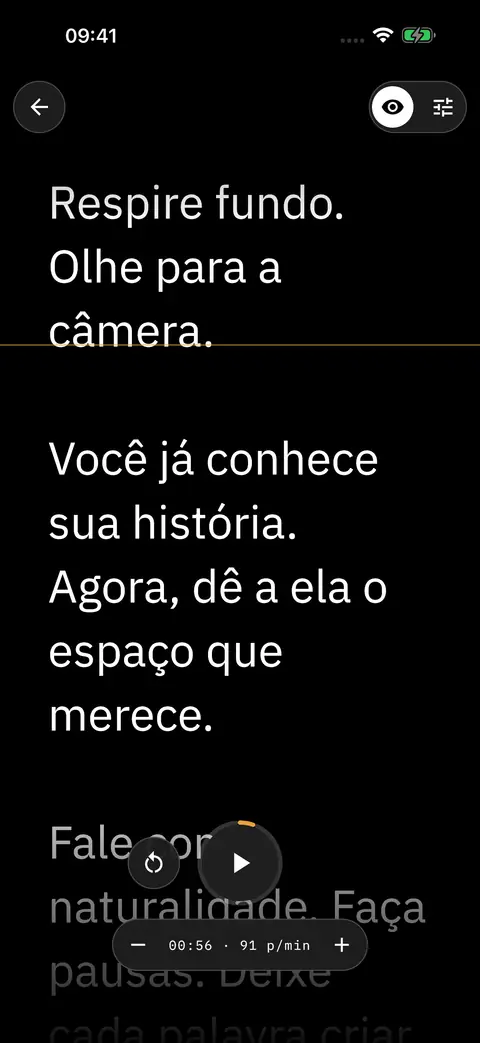 O teleprompter: texto grande do roteiro, uma linha de leitura laranja fina e controles de play, reinício e velocidade embaixo.